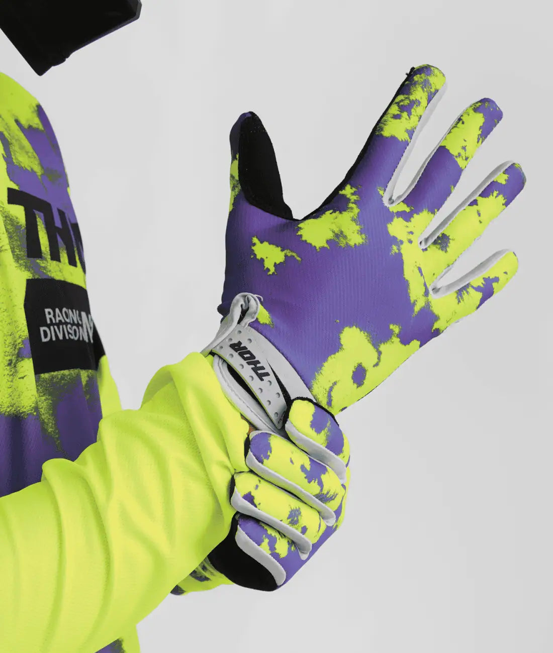 putting on the bleach gray/acid Thor Launchmode Gloves