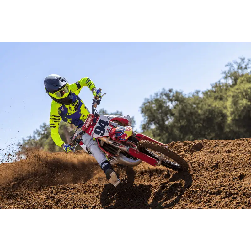 using the Thor Launchmode Gloves in bleach gray/acid colorway