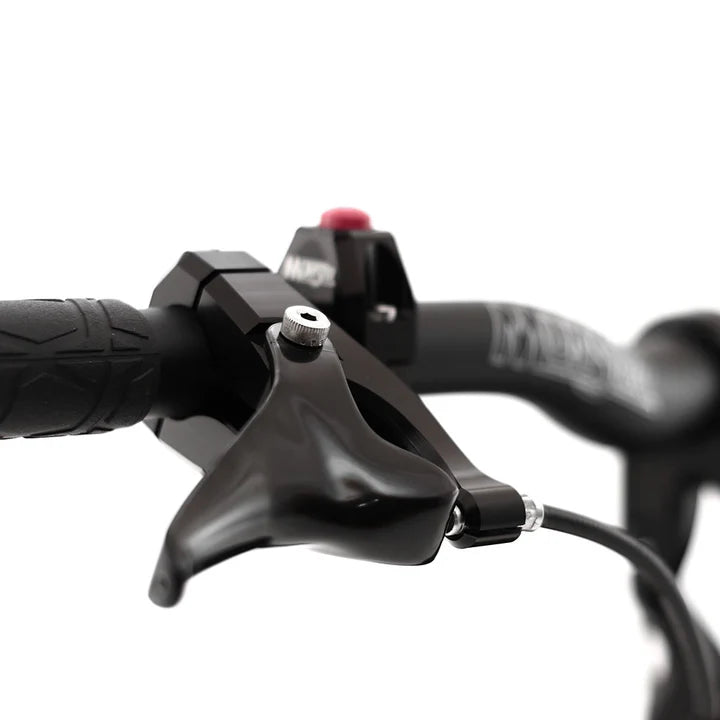 black Munster Finger Throttle is installed on handlebar