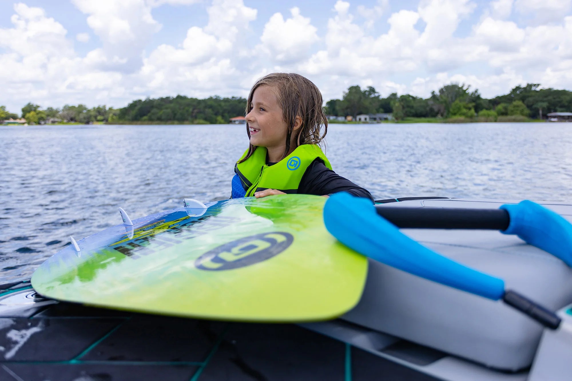child enjoying the O'Brien Microdust Wakesurfer